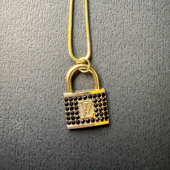 Vintage LV locker Charm with black diamonds and Necklace! - Picture 3 of 11
